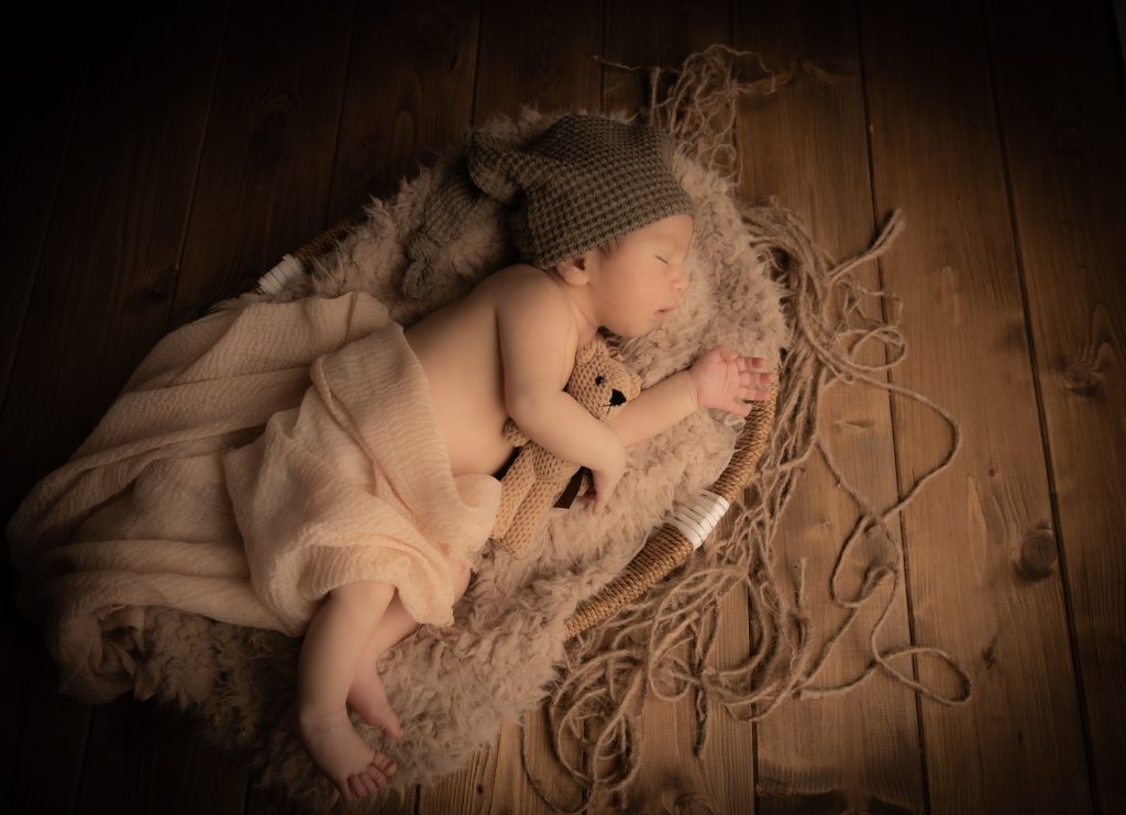 Fotógrafo de recién nacidos en Murcia realizando sesión newborn en estudio Dreamphoto
