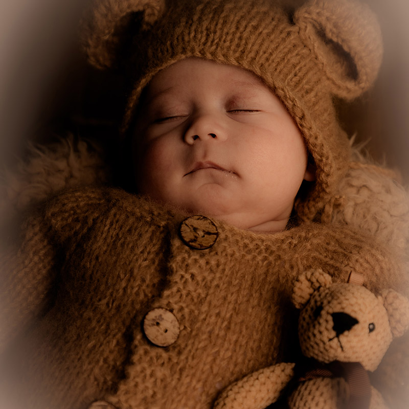 Fotógrafo de recién nacidos en Murcia realizando sesión newborn en estudio Dreamphoto