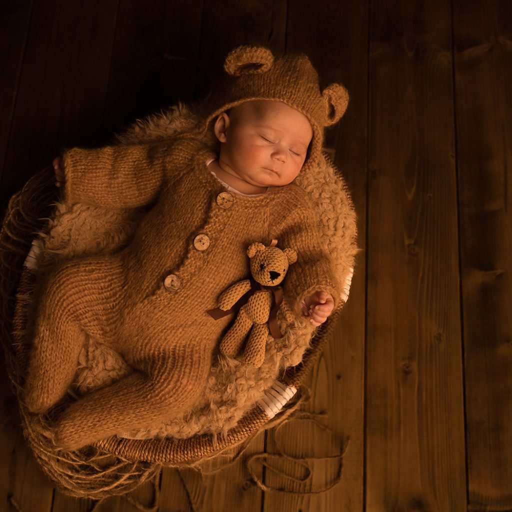 Fotógrafo de recién nacidos en Murcia realizando sesión newborn en estudio Dreamphoto