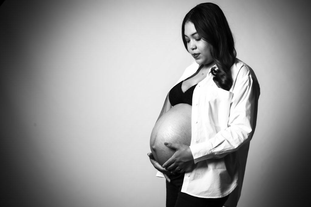 Fotografía de embarazo en Murcia en estudio profesional DreamPhoto