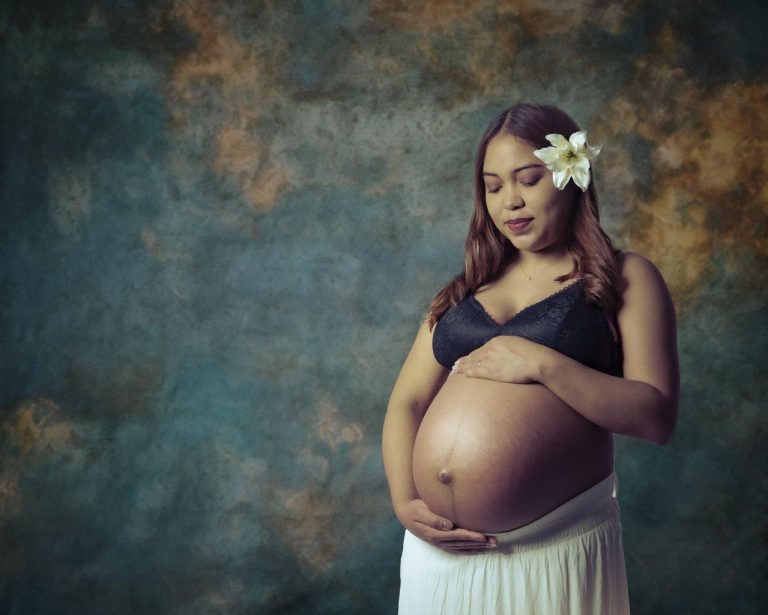 Fotografía de embarazo en Murcia sesión en estudio DreamPhoto